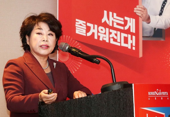 김연화 코리아세일페스타 추진위원장이 24일 오전 서울 중구 더플라자호텔에서 열린 ‘2019 코리아세일페스타 기자간담회’에서 행사 소개를 하고 있다. 