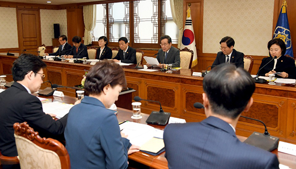 이낙연 국무총리가 31일 세종로 정부서울청사에서 열린 국정현안점검조정회의를 주재하고 있다.