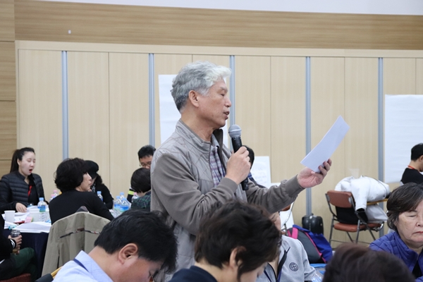 분임토의합의안을발표중인이호용씨.   