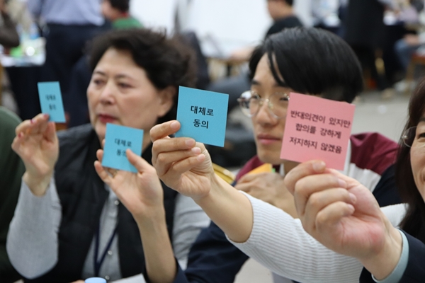 6개의비표로최종분임토의합의안을결정중인토론자들.      , 