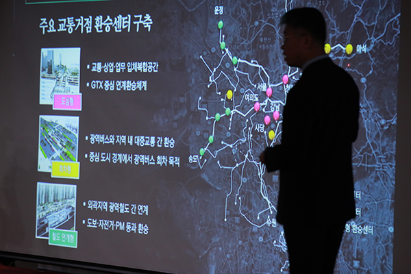 최기주 대도시권광역교통위원장이 31일 오전 서울 종로구 세종문화회관 세종홀에서 열린 대도시권 광역교통 비전 2030 행사에서 광역교통 비전을 발표하고 있다..(사진=저작권자(c) 연합뉴스, 무단 전재-재배포 금지)