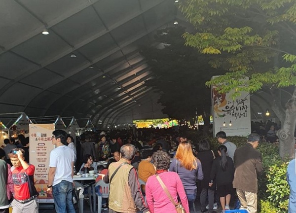 많은 인파가 몰린 먹거리 장터.