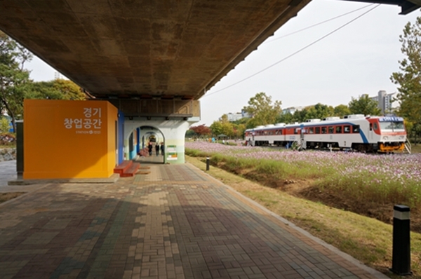 고잔역 스테이션-G는 도시재생과 청년창업, 문화플랫폼 등 1석3조의 효과를 거둔 국내 최초의 철도 고가 하부 활용 성공 모델이다.