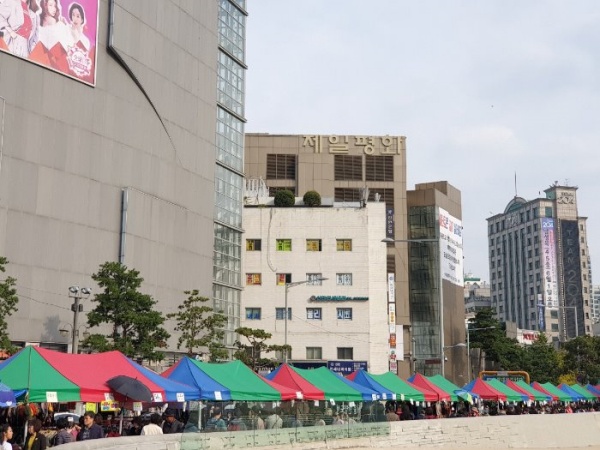 제일평화시장 건너편 도로가에 마련된 임시 천막의 모습