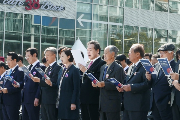 학생의날 노래를 제창하는 기념식 참석자 