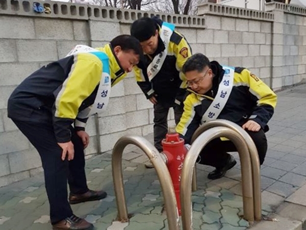 성남소방서 의용소방대로 구성된 생활안전대는 매일 2명씩 조를 짜서 재래시장, 단독주택가 등을 다니며 위험 요인은 없는지, 화재 사고 가능성은 없는지
