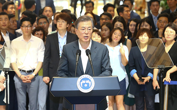 문재인 대통령이 지난 2017년 8월 9일 서울 서초구 서울성모병원을 찾아 ‘건강보험 보장성 강화대책’ 발표를 하고 있다. (사진=저작권자(c) 연합뉴스, 무단 전재-재배포 금지)