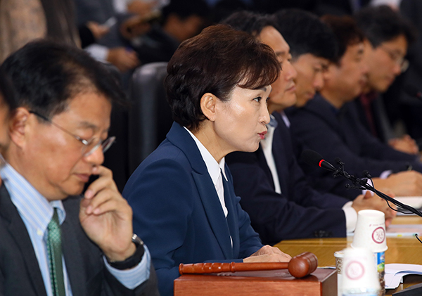 김현미 국토교통부 장관이 6일 세종시 정부세종청사 국토교통부에서 열린 주거정책심의위원회에서 모두발언하고 있다. (사진=저작권자(c) 연합뉴스, 무단 전재-재배포 금지)