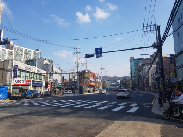 도시재생의 일환으로, 최근 도로와 횡단보도가 정비됐습니다.