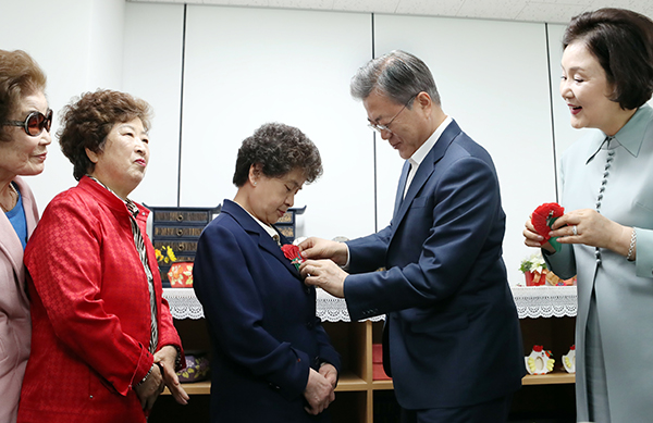 문재인 대통령이 지난 5월 7일 오전 금천구 치매안심센터에서 치매 어르신들에게 카네이션을 달아드리고 있다. (사진=저작권자(c) 연합뉴스, 무단 전재-재배포 금지)