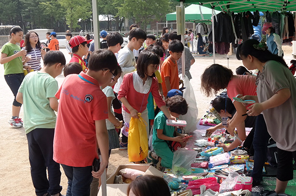 서울 영등포구 대영초등학교에서 경제교육과 환경교육의 취지로 열린 ‘아나바다장터’에서 학생들이 나눠쓰고 바꿔쓰는 물품들을 고르고 있다. (사진=저작권자(c) 연합뉴스, 무단 전재-재배포 금지)