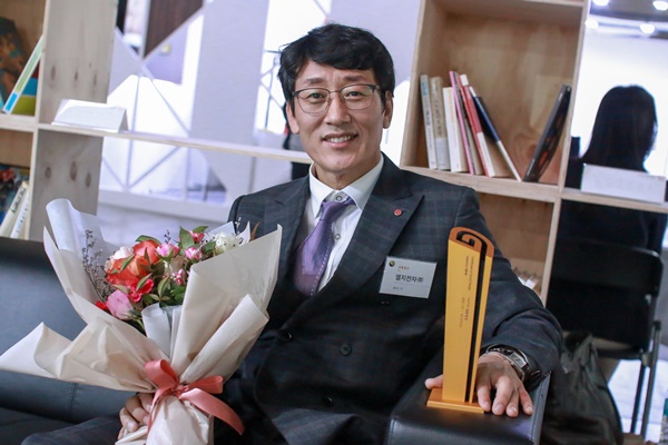 대통령상을 수상한 LG전자 올레드 TV에 관한 인터뷰를 진행한 김선규 전문위원