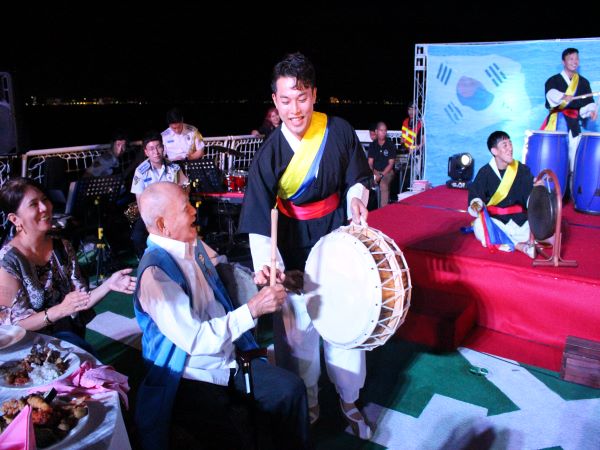 한국전 참전용사의 참여를 유도해 함께 북을 치며 즐거워하는 해양경찰과 한국전쟁 참전용사