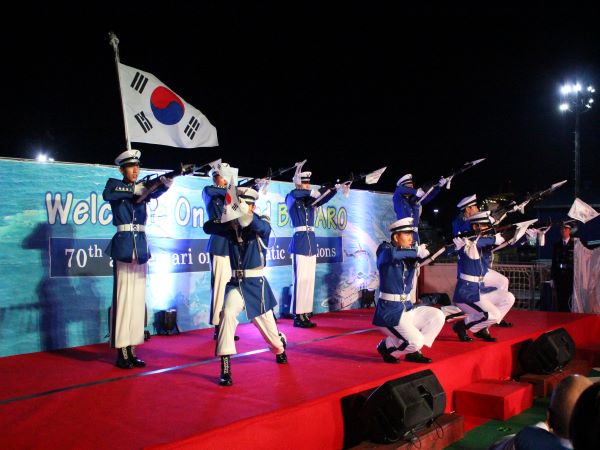 의무경찰로 구성된 해양경찰 의장대가 공연을 펼치고 있다.