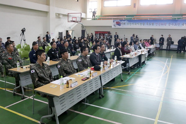 많은 사람들이 요리대회에 함께 참여해 조리병들을 격려했다