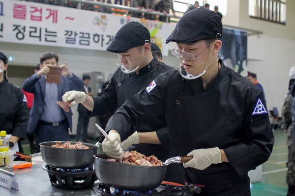 열심히 요리를 만드는 조리병들의 모습이 인상깊었다