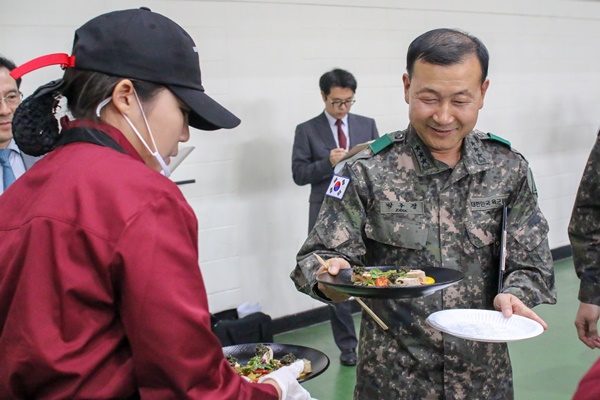 만족스러운 모습으로 시식하는 심사위원들