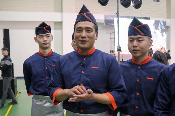 국방부 장관상을 수상한 식구 팀의 박진봉 중사