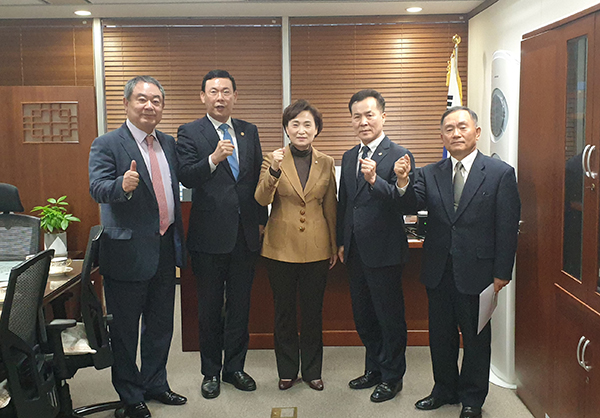 참석자들이 기념촬영을 하고 있다. 왼쪽부터 한국물류사업협동조합 김진일 회장, 박주봉 중소기업 옴부즈만, 김현미 국토교통부 장관, 한국공인중개사협회 박용현 회장, 한국엔지니어링협회 염명천 부회장