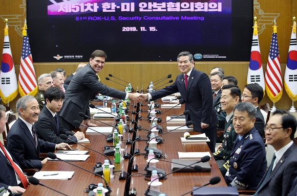 정경두 국방부 장관과 마크 에스퍼 미 국방부 장관이 15일 오전 서울 용산구 국방부 청사에서 열린 제51차 안보협의회(SCM) 확대 회담에서 악수하고 있다. (저작권자(c) 연합뉴스, 무단 전재-재배포 금지)