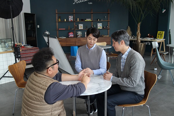 ▲감독이 출연배우들과 이야기하고 있다.