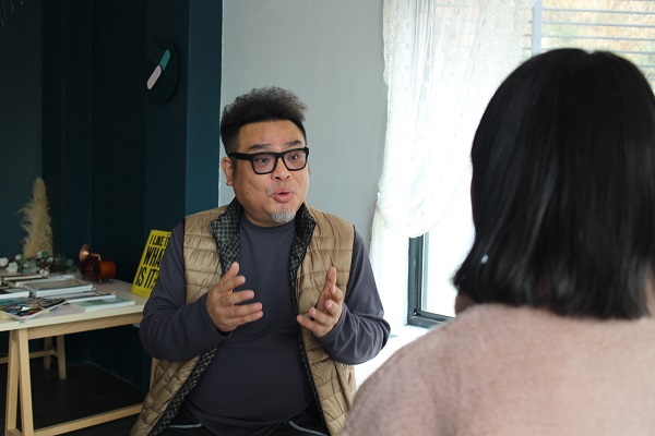 ▲기자와 인터뷰를 하고 있는 000감독