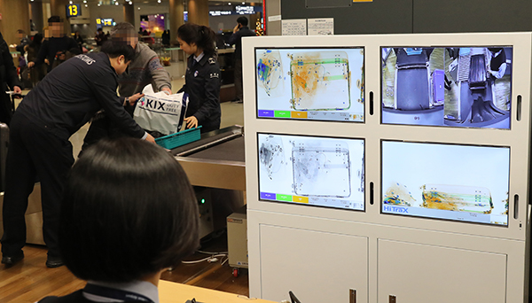 인천공항 입국장에서 인천본부세관 직원들이 승객들의 짐을 에스레이 정밀검색하고 있다..(사진=저작권자(c) 연합뉴스, 무단 전재-재배포 금지)