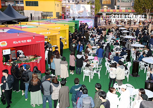 ‘2019 한·아세안 푸드 스트리트’ 행사에서 아세안 10개국 대표 맛집 셰프들이 자국의 대표 요리를 하고 있다.(사진=저작권자(c) 연합뉴스, 무단 전재-재배포 금지)