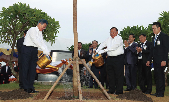 문 대통령이 9월 5일 ‘한·메콩 비전’을 발표하고 분냥 보라치트 대통령과 기념식수하고 있다.(사진=청와대사진기자단)