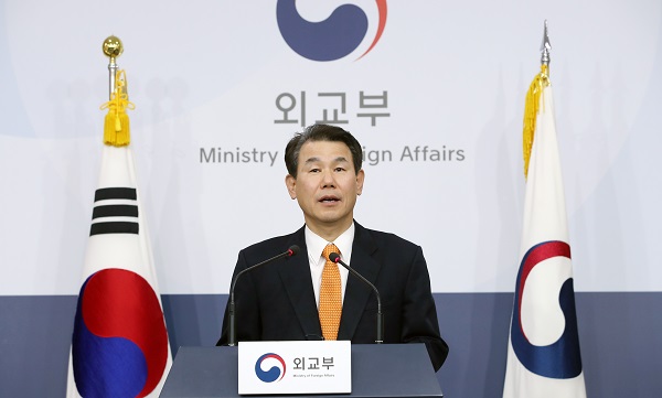 내년도 주한미군의 방위비 분담금을 결정하는 제11차 한미 방위비분담 특별협정(SMA) 제3차 회의가 19일 파행 끝에 조기 종료된 가운데 정은보 한국 측 협상 수석대표가 외교부 브리핑룸에서 정부 입장과 협상 상황 등을 발표하고 있다.(사진=저작권자(c) 연합뉴스, 무단 전재-재배포 금지)