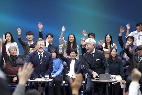 문재인 대통령이 19일 오후 서울 상암동 MBC에서 열린 ‘국민이 묻는다, 2019 국민과의 대화’에 참석하고 있다. (사진=청와대)
