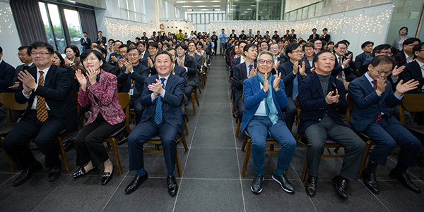 인사혁신처 출범 5주년 기념식에 참석한 황서종 인사혁신처장(앞줄 오른쪽 네번째), 전직 인사혁신처장과 직원들이 함께 축하 박수를 치고 있다. (사진=인사혁신처 제공)