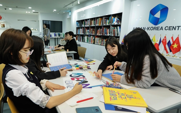 ‘내친구 아세안’을 주제로 아세안 홍보 포스터 디자인 활동에 열중하고 있는 서울 신동중학교 학생들. <한-아세안 센터 제공>