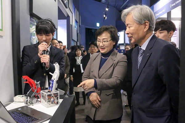 뇌파로 움직이는 의수 시연을 바라보는 과기정통부 문미옥 제1차관