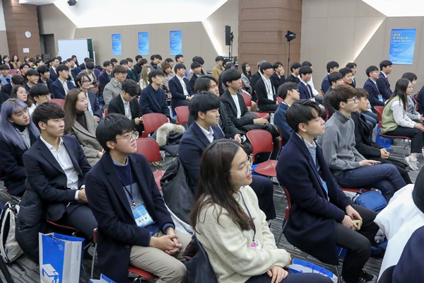 많은 미래 과학자들이 참석해 자리를 빛냈다