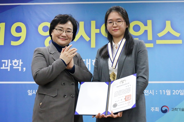 대표학생 5명에게 장학증서와 메달이 수여됐다