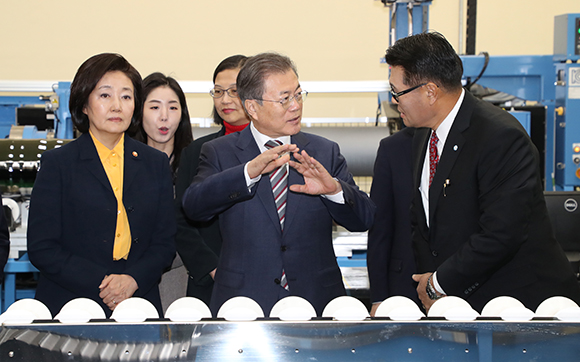 문재인 대통령이 22일 오전 천안 MEMC코리아 공장에서 300mm 웨이퍼 절삭 공정을 시찰하고 있다. 왼쪽부터 박영선 중소벤처기업부 장관, 문 대통령, 조찬래 MEMC코리아 사장. (사진=저작권자(c) 연합뉴스, 무단 전재-재배포 금지)