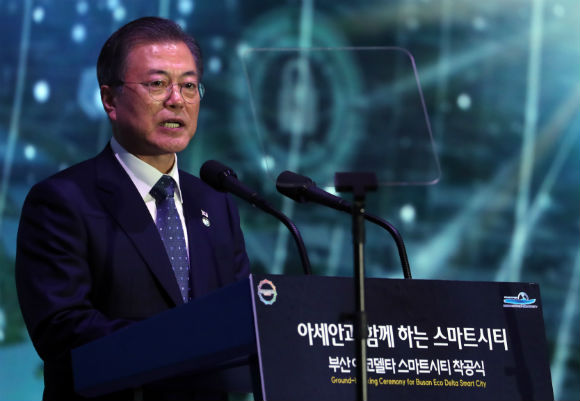 문재인 대통령이 24일 오후 부산 에코델타 스마트시티 착공식에서 인사말을 하고 있다. (사진=저작권자(c) 연합뉴스, 무단 전재-재배포 금지)