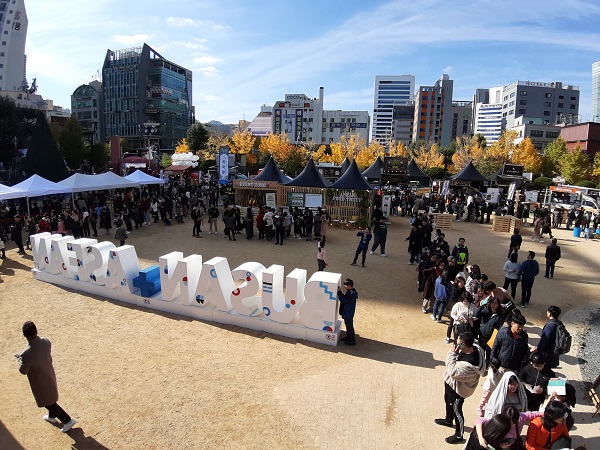 입장 대기줄 뒤로 보이는 현장판매줄. 온라인 판매는 전일 매진되었기 때문에 푸드스트리트를 방문하고싶다면 현장판매를 이용해야 한다. 