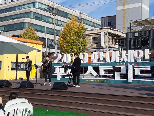 이벤트를 통한 기념품 증정부터 공연, 컬쳐라이브러리까지 날마다 무대에서는 다양한 공연과 토크쇼가 진행된다.