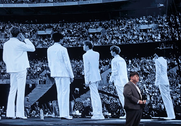 방시혁 빅히트 엔터테인먼트 대표가 25일 부산 벡스코 2전시장에서 열린 2019 한-아세안 특별 정상회의 '문화혁신포럼' 행사에서 연설을 하고 있다.(사진=저작권자(c) 연합뉴스, 무단 전재-재배포 금지)