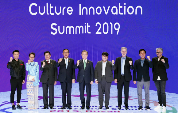 문재인 대통령이 25일 부산 벡스코 2전시장에서 열린 2019 한-아세안 특별 정상회의 ‘문화혁신포럼’ 행사에서 참석자들과 기념촬영을 하고 있다. 왼쪽부터 브라이언 차우 iME 대표, 아웅산 수치 미얀마 국가고문, 통룬 시술릿 라오스 총리, 쁘라윳 짠오차 태국 총리, 문 대통령, 방시혁 빅히트 엔터테인먼트 대표, 리드 헤이스팅스 넷플릭스 CEO, 박정호 SK텔레콤 사장, 피에르코팽 감독. (사진=저작권자(c) 연합뉴스, 무단 전재-재배포 금지)