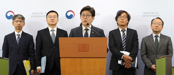 조명래 환경부 장관이 26일 오전 세종시 정부세종청사에서 미세먼지 계절관리제 시행 준비 상황을 브리핑하고 있다.(저작권자(c) 연합뉴스, 무단 전재-재배포 금지)