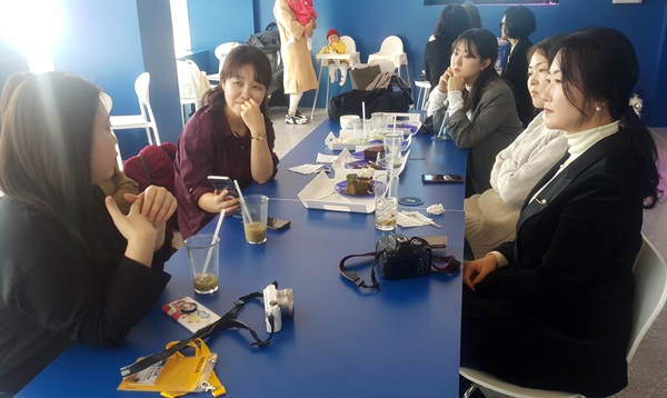 의견을 나누는 기자들.