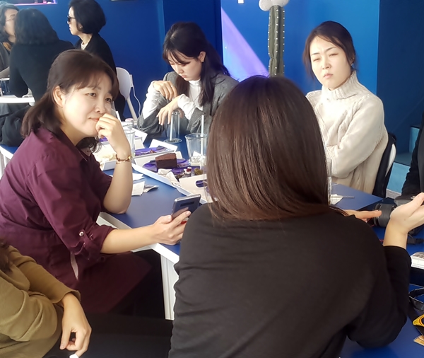대화를 통해 생각을 교류하던 기자단.