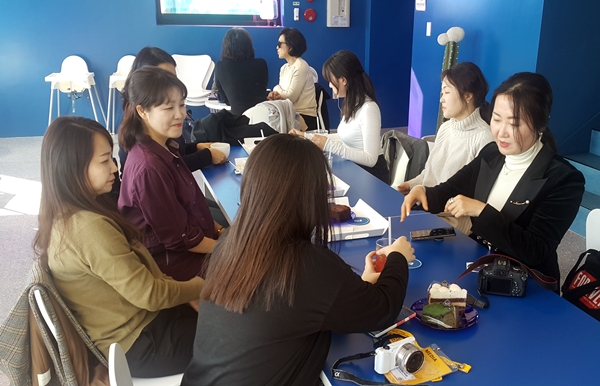 카페에 모여 이야기를 나누고 있는 기자들.