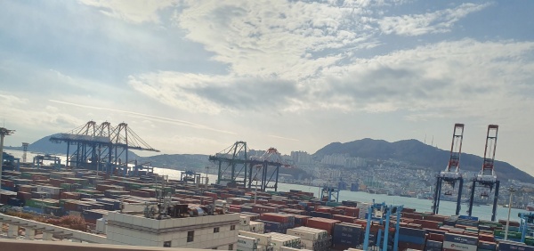 동북아 물류 중심지인 부산항 모습.
