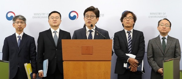 조명래 환경부 장관이 26일 오전 세종시 정부세종청사에서 미세먼지 계절관리제 시행 준비 상황을 브리핑하고 있다.(사진=저작권자(c) 연합뉴스, 무단 전재-재배포 금지