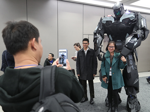 27일 서울 강남구 삼성동 코엑스에서 열린 ‘한·아세안 IP T&T Fair 2019’에서 방문객들이 한 참가기업의 탑승형 로봇과 기념촬영을 하고 있다. (사진=저작권자(c) 연합뉴스, 무단 전재-재배포 금지)