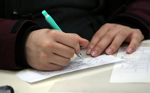 서울 서초고등학교에서 한 수험생이 2020학년도 대학수학능력시험 가채점표를 작성하고 있다. (사진=저작권자(c) 연합뉴스, 무단 전재-재배포 금지)